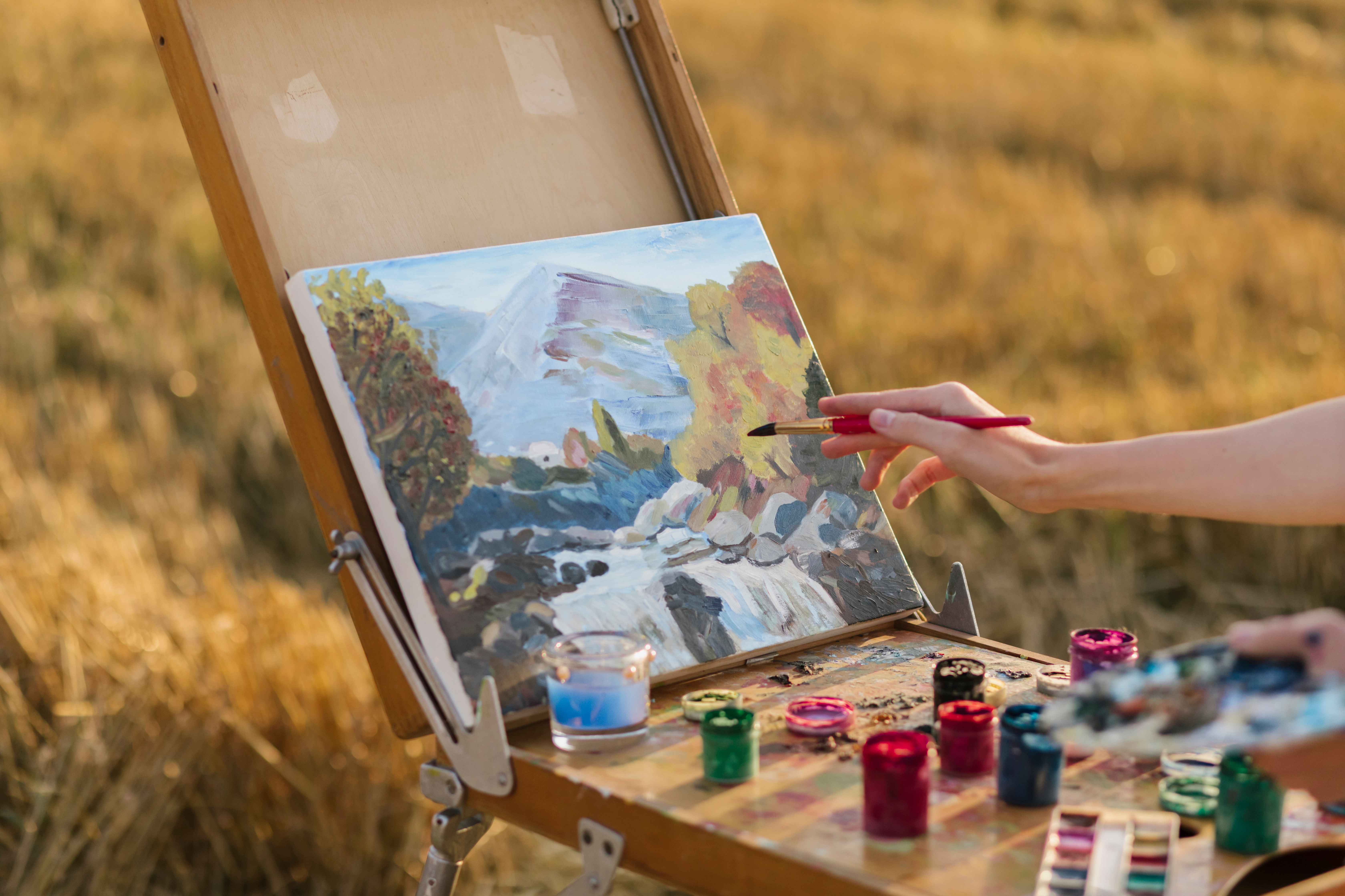 Artista pintando paisaje al aire libre