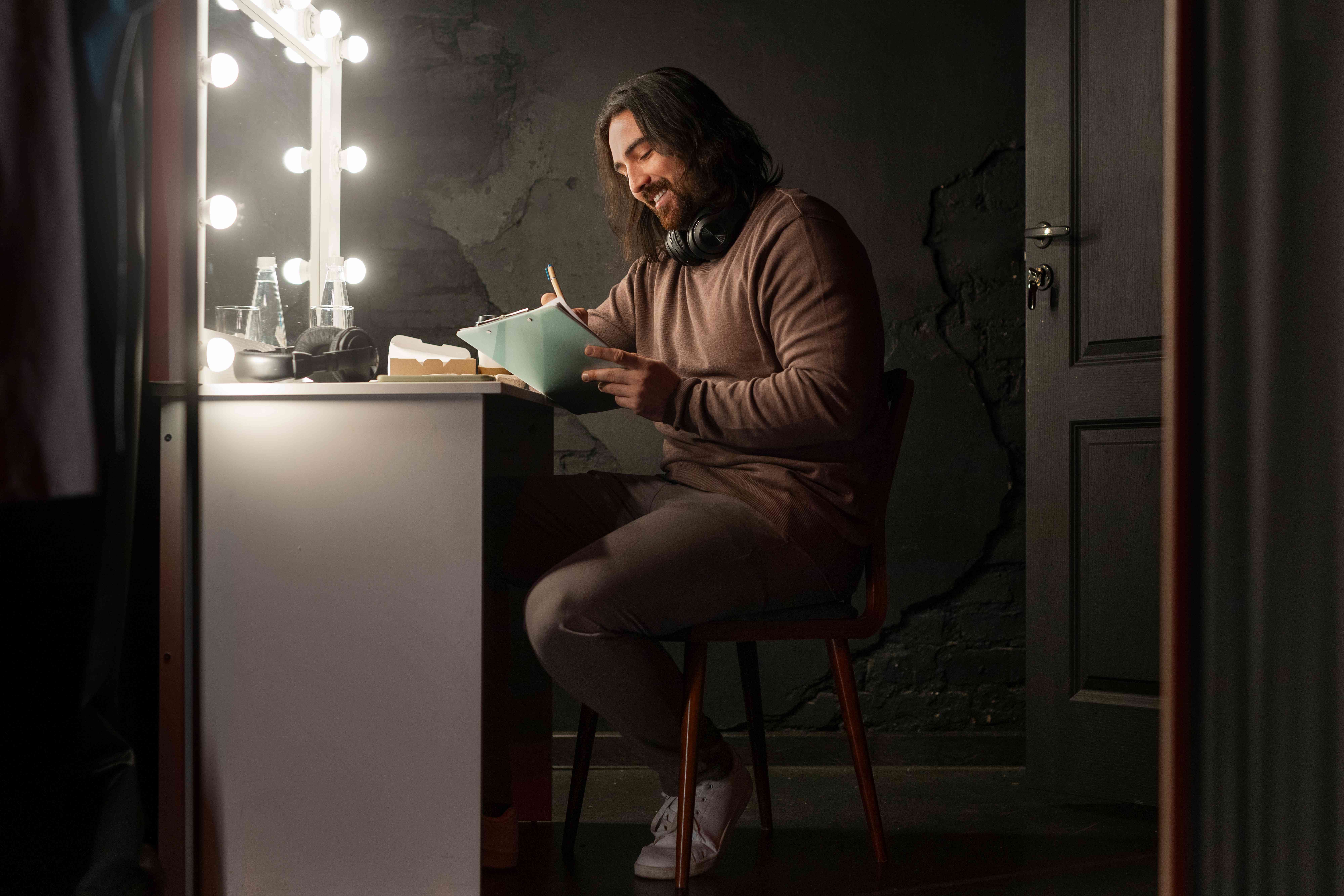 Comediante preparando rutina